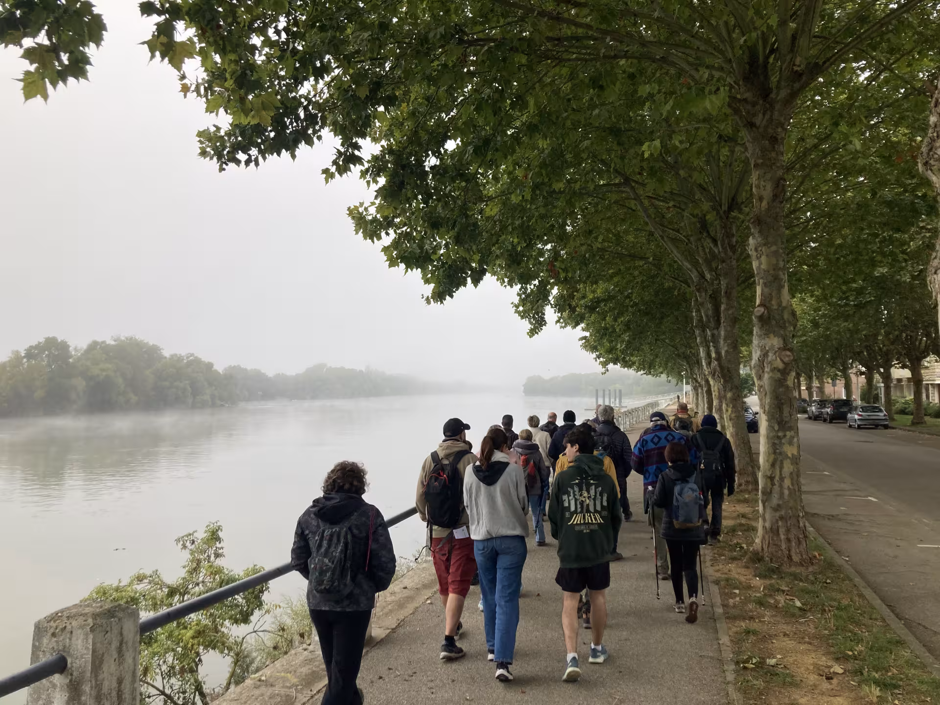 Les randonneurs parcourent les quais de Seine à Oissel