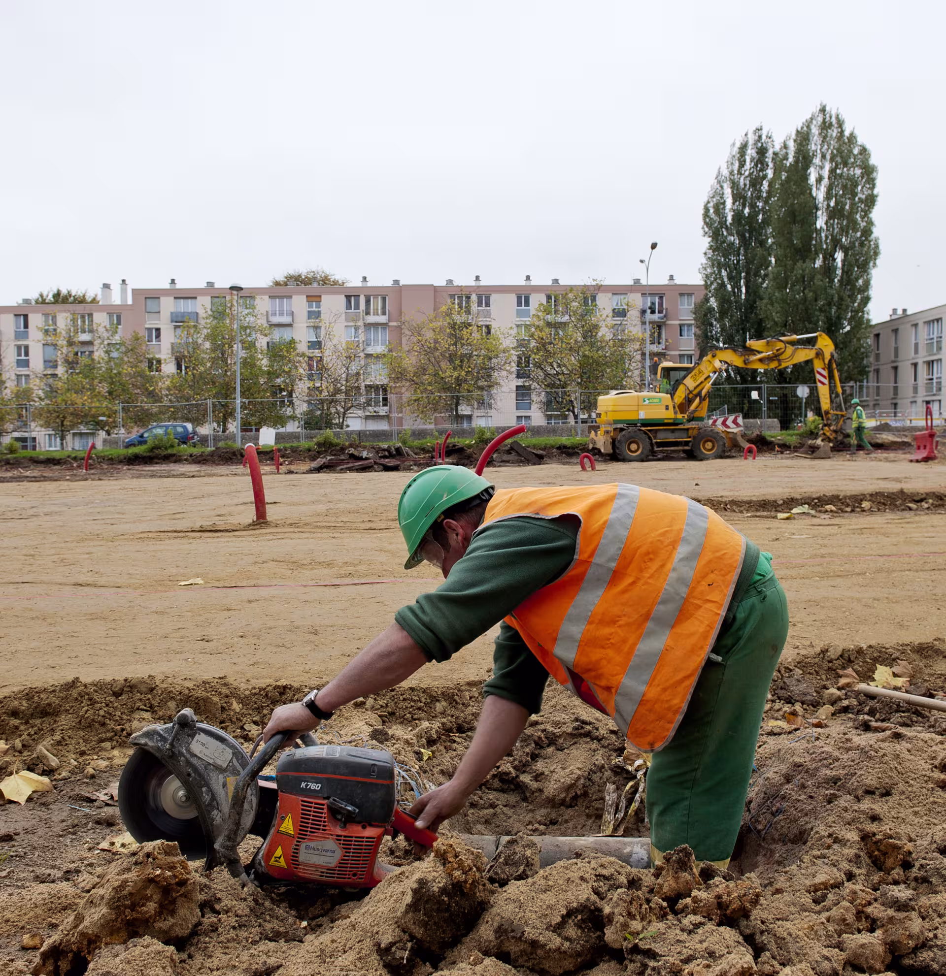 Ouvrier sur un chantier en extérieur