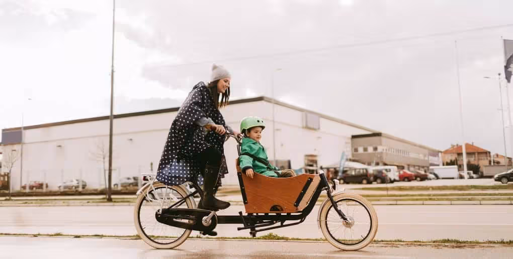 Image illustrant une famille à vélo
