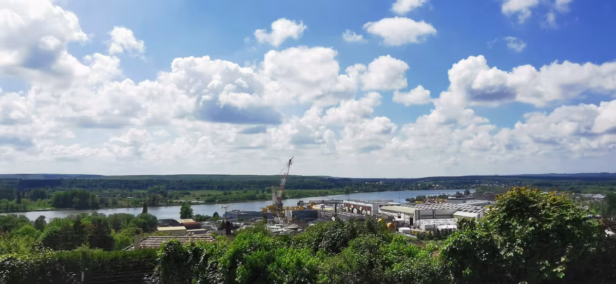 Vue vers la Seine depuis la rive droite de la commune du Trait